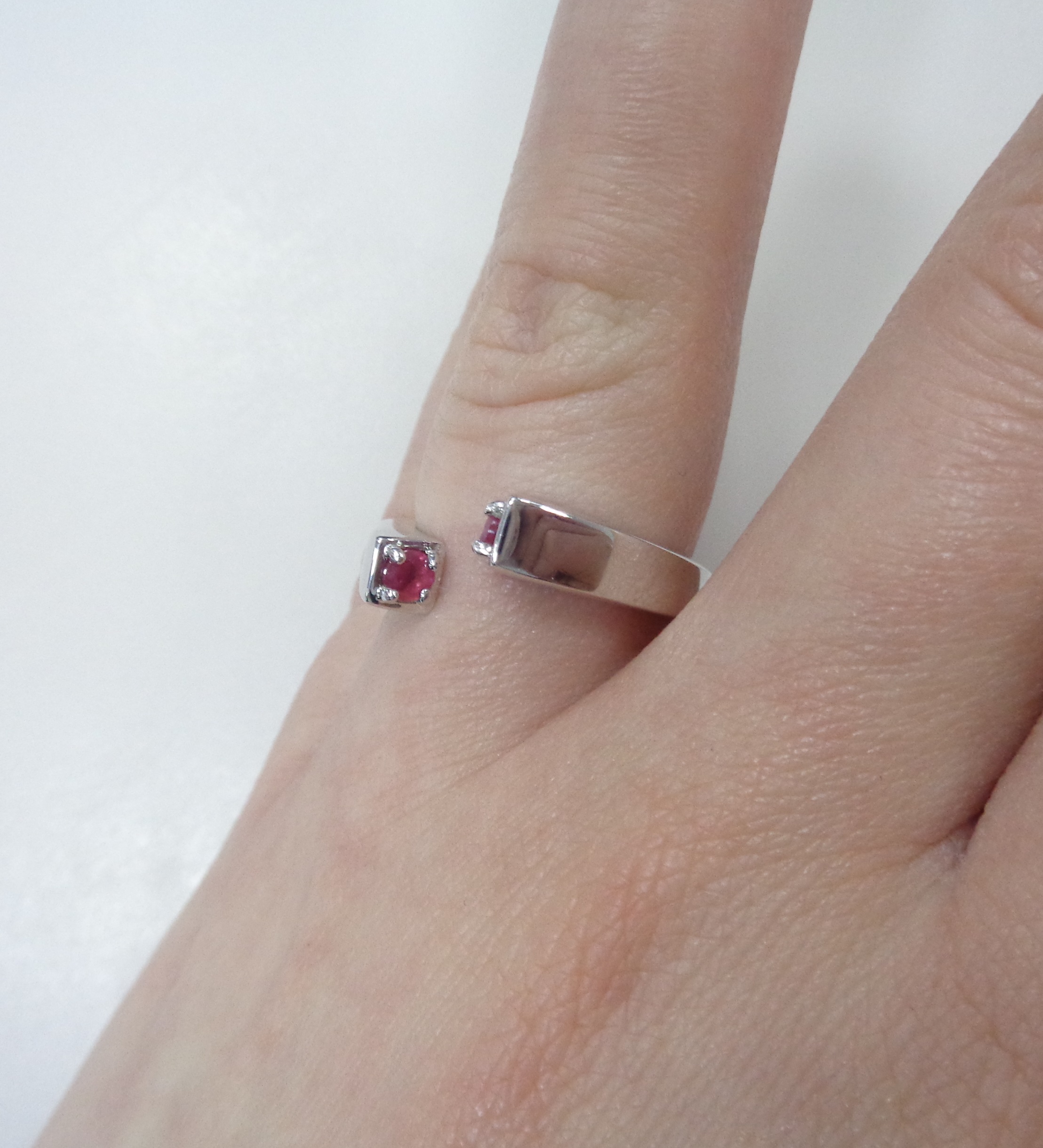 Серебряное незамкнутое кольцо с рубинами